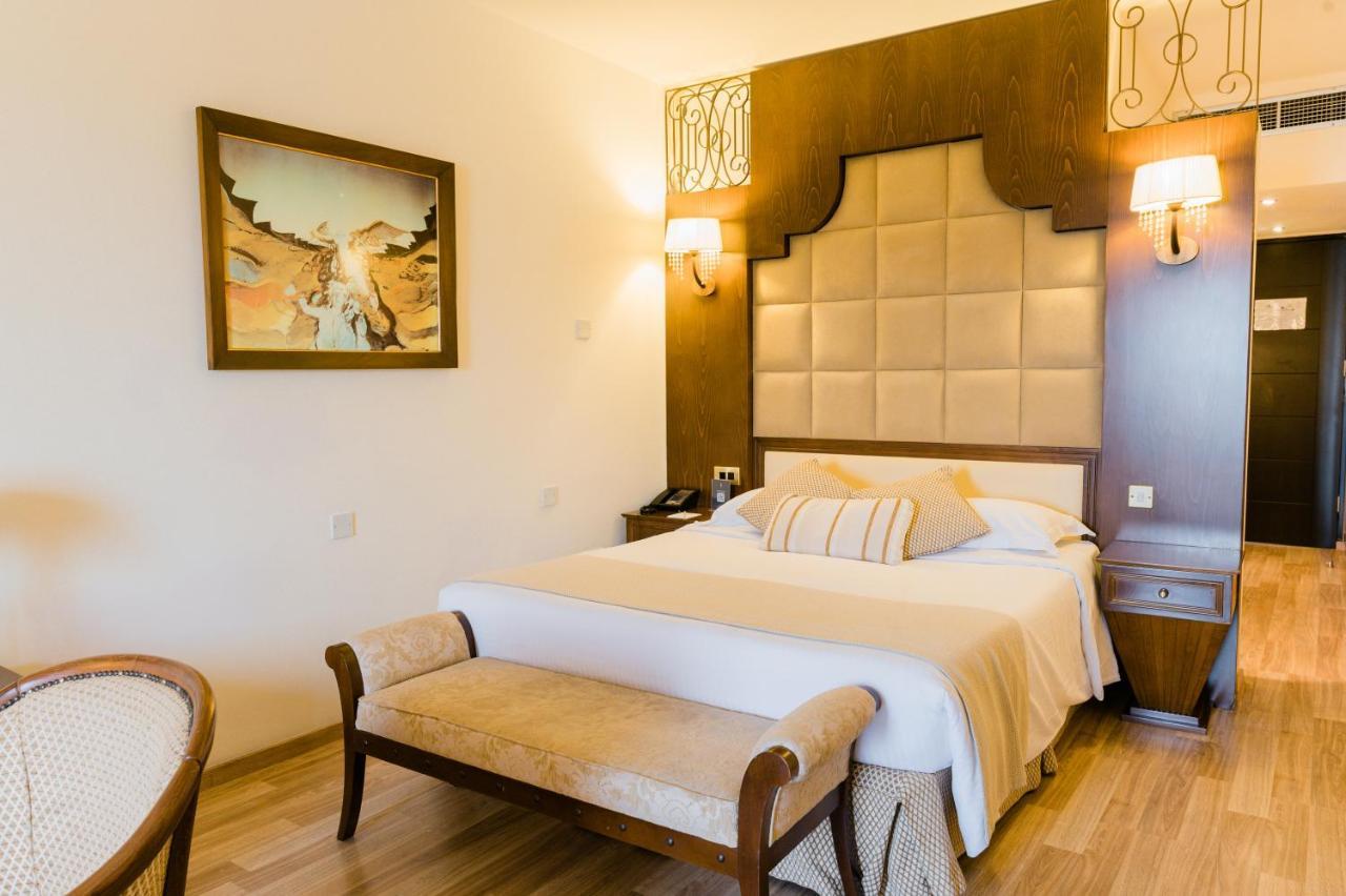 Elias Beach Hotel Лимасол Екстериор снимка